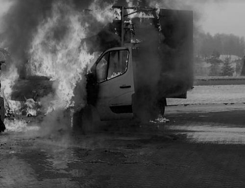 La aseguradora del taller NO cubre el incendio en una furgoneta durante una prueba por superar el límite de kilómetros.